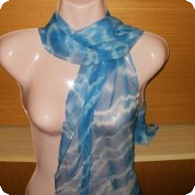 Nádherná batikovaná modrobílá šála 