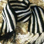 Ručně pletená černo- bílá šála