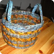 Košík pletený s křížky