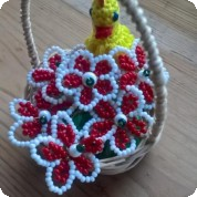 jarní košíček s květinami a kuřátkem