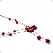 Výrazně červený perličkový déšťový náhrdelník